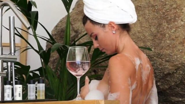 Anna Zapala Nude Bath Video Leaked